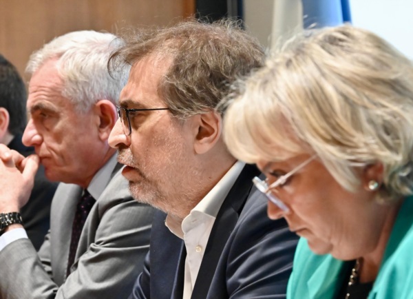 De izquierda a derecha, Vivas, Raidan y Bustos, tres de los firmantes.