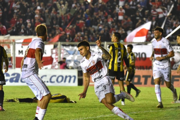 Franco Vázquez anota el 1-0 de Deportivo Morón. Foto: Xavi Barreiro - Prensa Morón. 