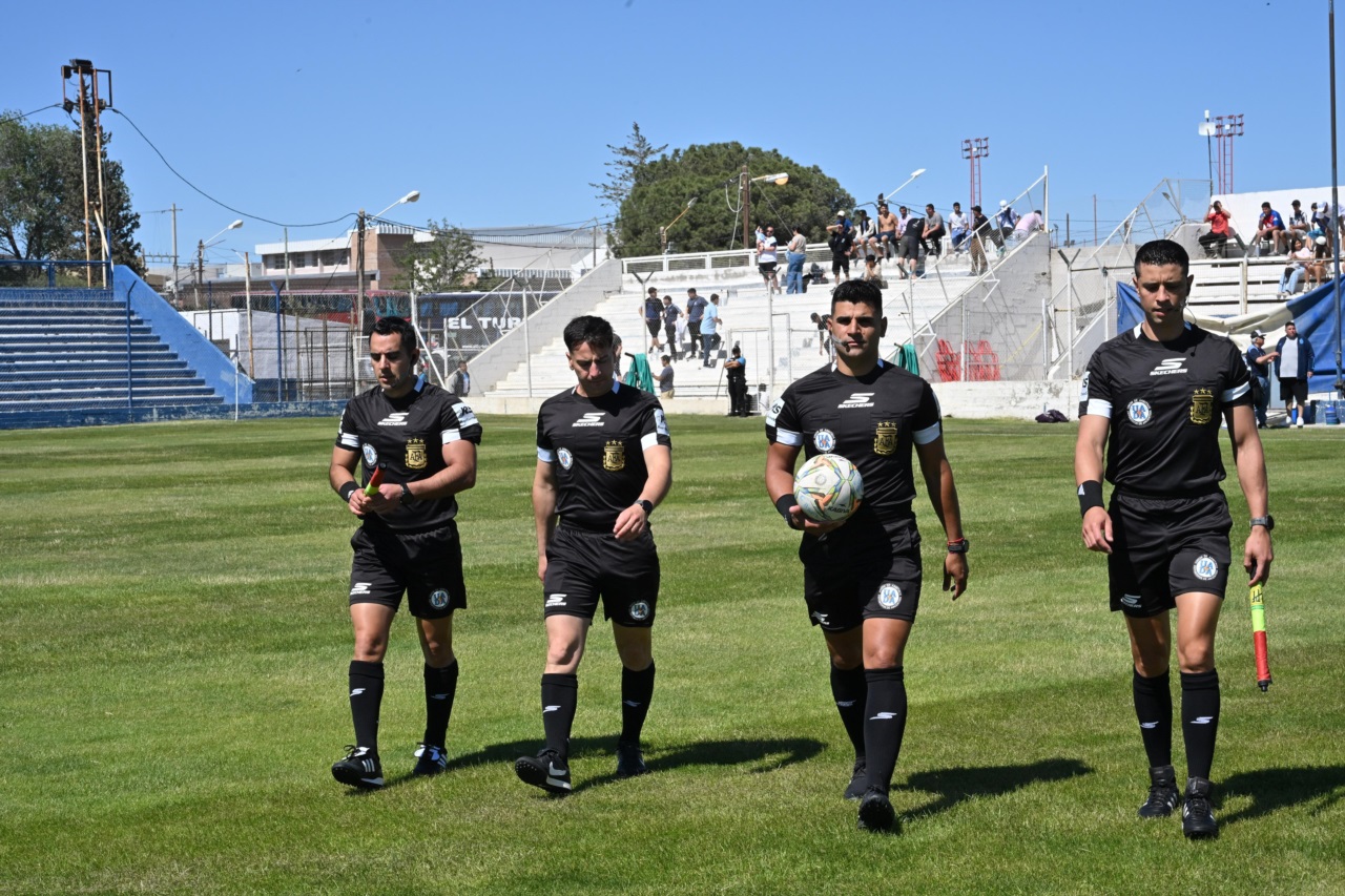Diego Novelli junto a su terna arbitral. Foto: Daniel Feldman/Jornada Medios. 