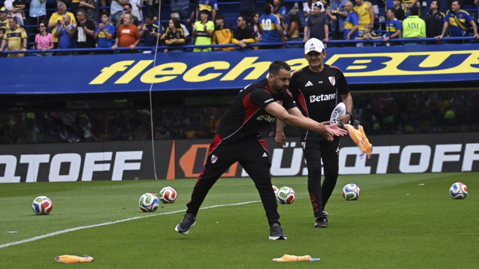 Los hinchas de Boca le tiraron gallinas a los jugadores de River cuando salieron a hacer la entrada en calor.