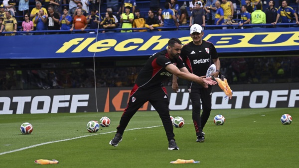 Los hinchas de Boca le tiraron gallinas a los jugadores de River cuando salieron a hacer la entrada en calor.