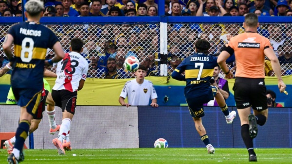 Zeballos marca el primer gol tras el rebote de Armani. (Fotos: NA).