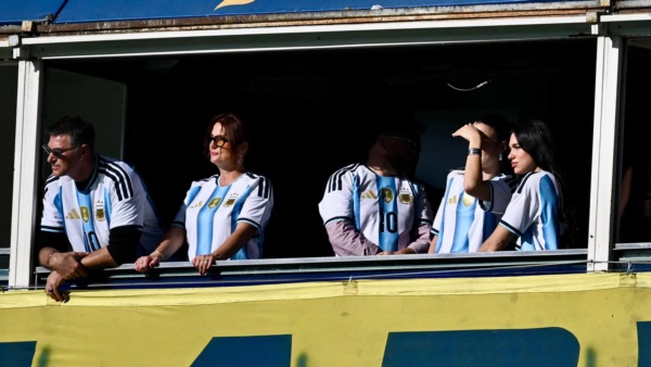 Dua Lipa observó el Superclásico con la camiseta de Argentina. (Fotos: NA).
