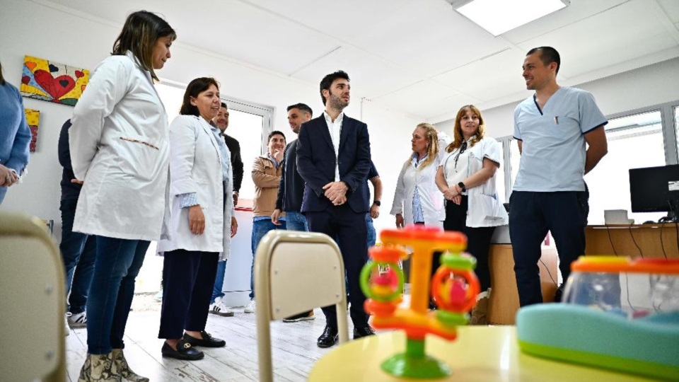 Torres inaugurando dos servicios de salud en Comodoro Rivadavia.