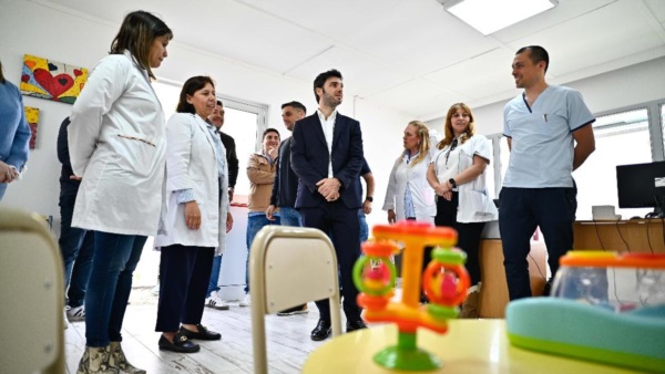 Torres inaugurando dos servicios de salud en Comodoro Rivadavia.
