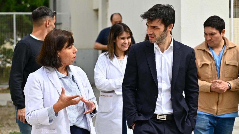 El gobernador de recorrida con profesionales y directivos del nosocomio.