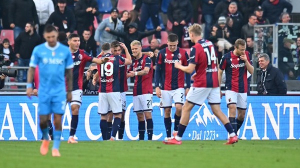 Triunfazo de Bologna sobre Napoli y da pelea en la Serie A.