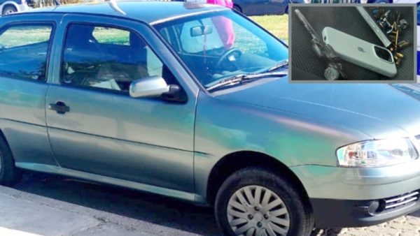 El vehículo VW Gol y el arma de fuego secuestrados.