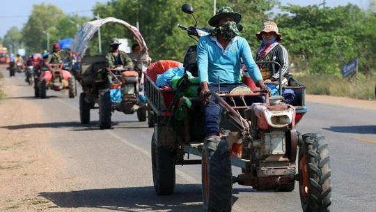 Aldeanos camboyanos huyen de sus hogares cerca de la frontera.