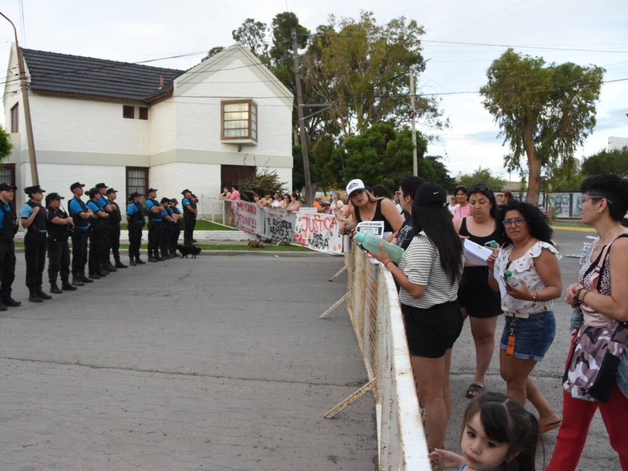 La vigilancia policial ante los vecinos presentes (Sergio Esparza)