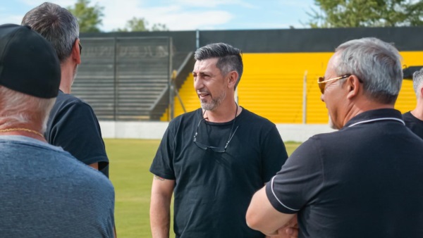 Díaz recorriendo el Estadio Abel Sastre. Foto: Naiara Escobar - Prensa Madryn.