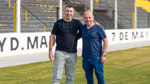 Cristián Díaz (izquierda) junto al presidente del club, Ricardo Sastre (derecha). Foto: Naiara Escobar - Prensa Madryn.