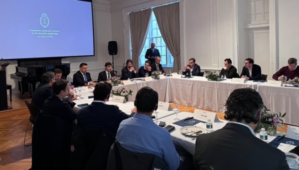 Torres hablando en el Consulado Argentino en NY.