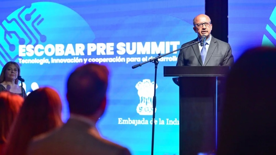 El embajador de la India, Ajaneesh Kumar. 