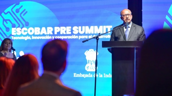 El embajador de la India, Ajaneesh Kumar. 