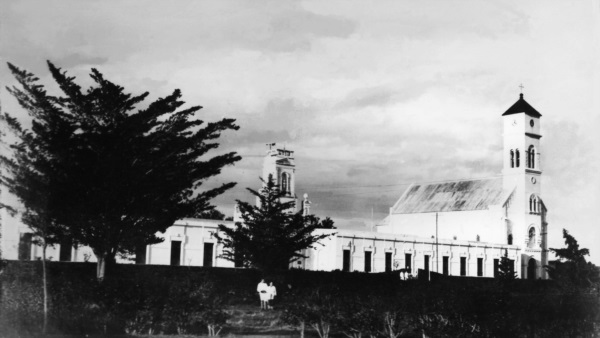 La vieja plaza Lamarque y el Colegio Don Bosco de Rawson. Foto: Patricia Lorenzo Harris.