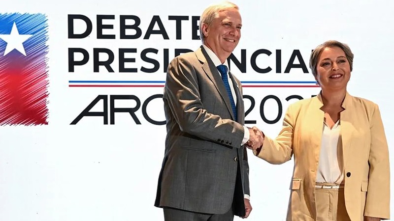 José Kast y Jeanette Jara, los candidatos chilenos.