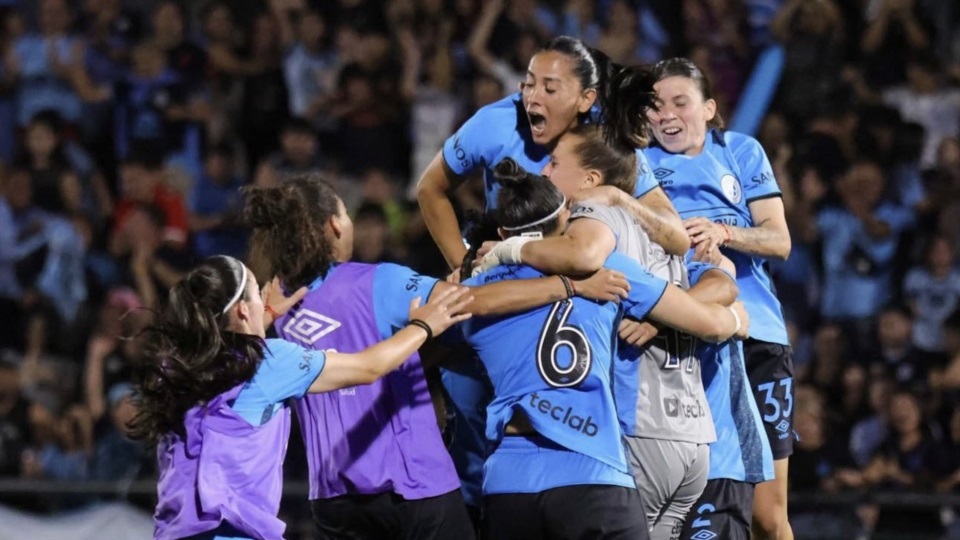 El equipo cordobés bordó su primera estrella delante de su gente tras el 2-0 ante la Academia.