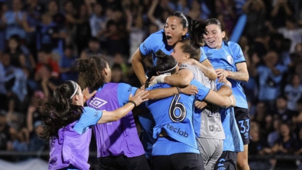El equipo cordobés bordó su primera estrella delante de su gente tras el 2-0 ante la Academia.