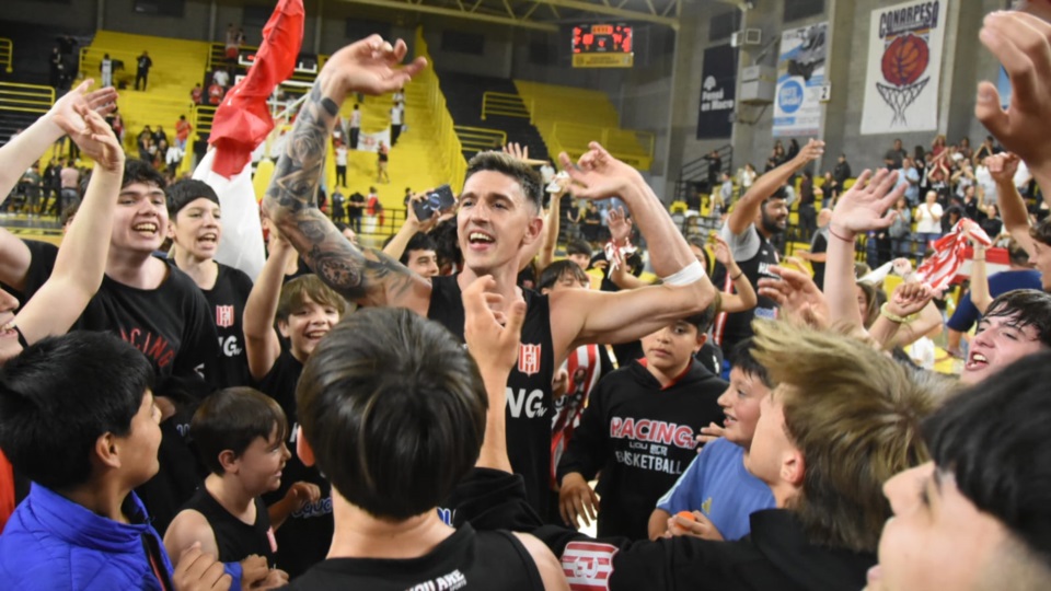 Nico en pleno festejo con la ruidosa hinchada académica. (Foto: Sergio Esparza/Jornada Medios).