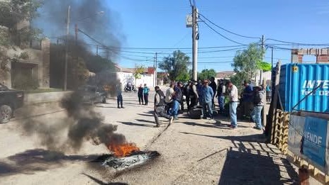 La protesta fue frente a una obra de construcción e locales comerciales.