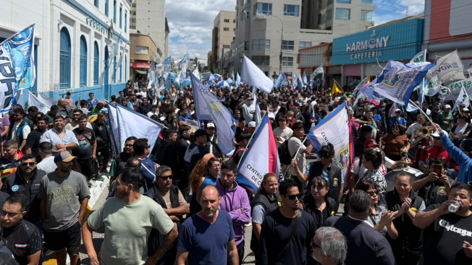 Una multitud marcha en Comodoro contra la Reforma Laboral propuesta por Javier Milei. 