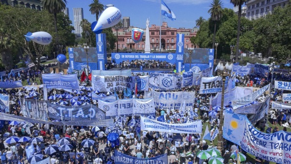 La plaza de Mayo llenándose.