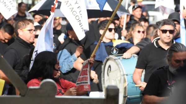 Agrupaciones sociales, políticas y sindicales marchando