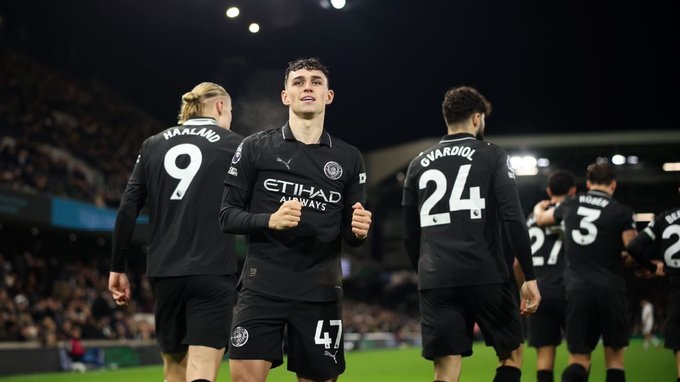 El City golpeó pronto con un doblete de Foden y ganó con un gol en propia puerta del Fulham en un épico partido.