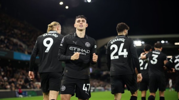 El City golpeó pronto con un doblete de Foden y ganó con un gol en propia puerta del Fulham en un épico partido.