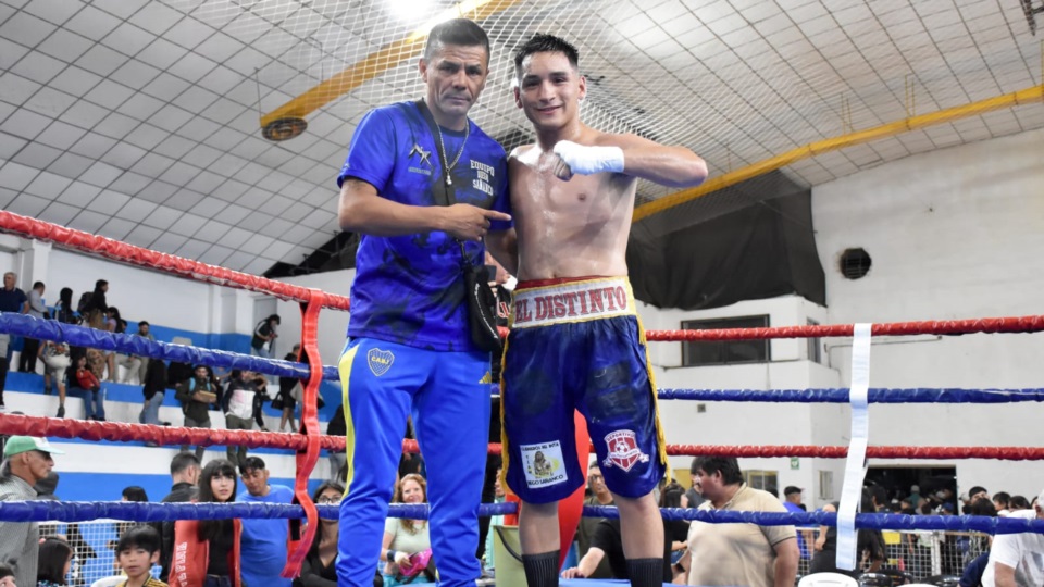 Dylan Navarro, vencedor del combate estelar.
