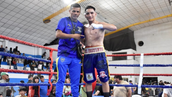 Dylan Navarro, vencedor del combate estelar.