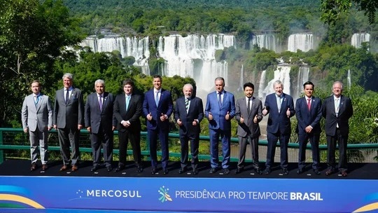 Los mandatarios posaron para la foto oficial en las Cataratas. Foto: Agencia NA.