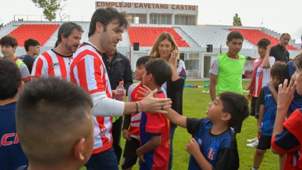 Merino, Torres y Papaiani junto a los infantiles del club.