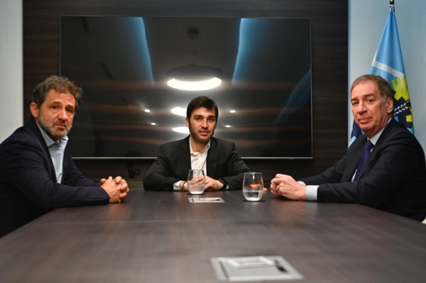 Torres y Santilli junto a Caballero, presidente del Banco del Chubut.