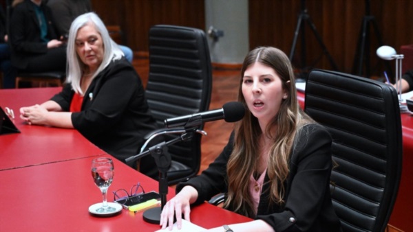 Senadoras Cristina y Terenzi (izq.).