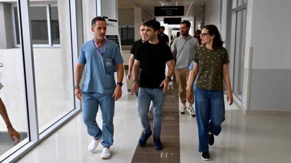 Torres visitando a las trigemelas en el Hospital María Humphreys.