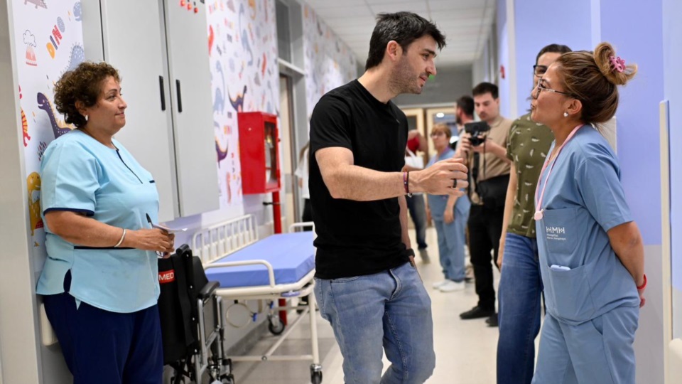 El gobernador con personal de Neonatología del nosocomio trelewense.