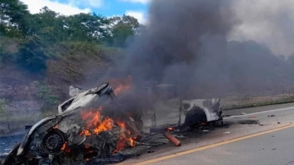 Así quedó uno de los vehículos siniestrados. Foto: Agencia NA/Redes.