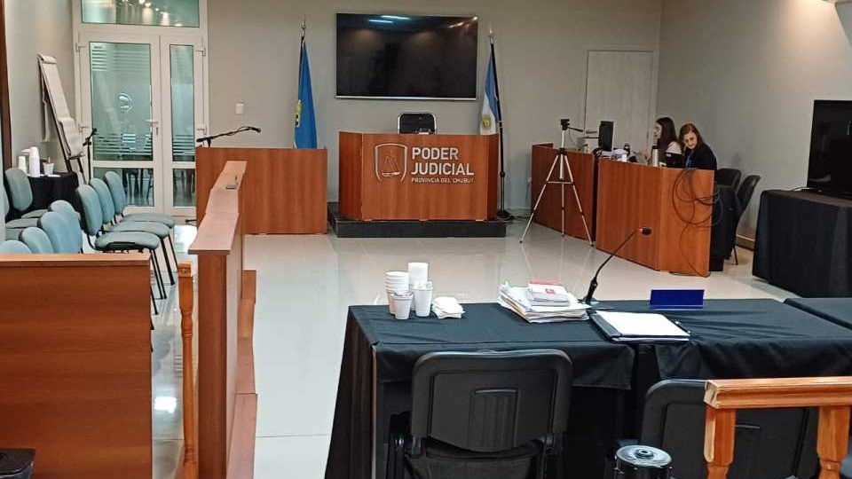 La sala prácticamente vacías y los jurados deliberando.