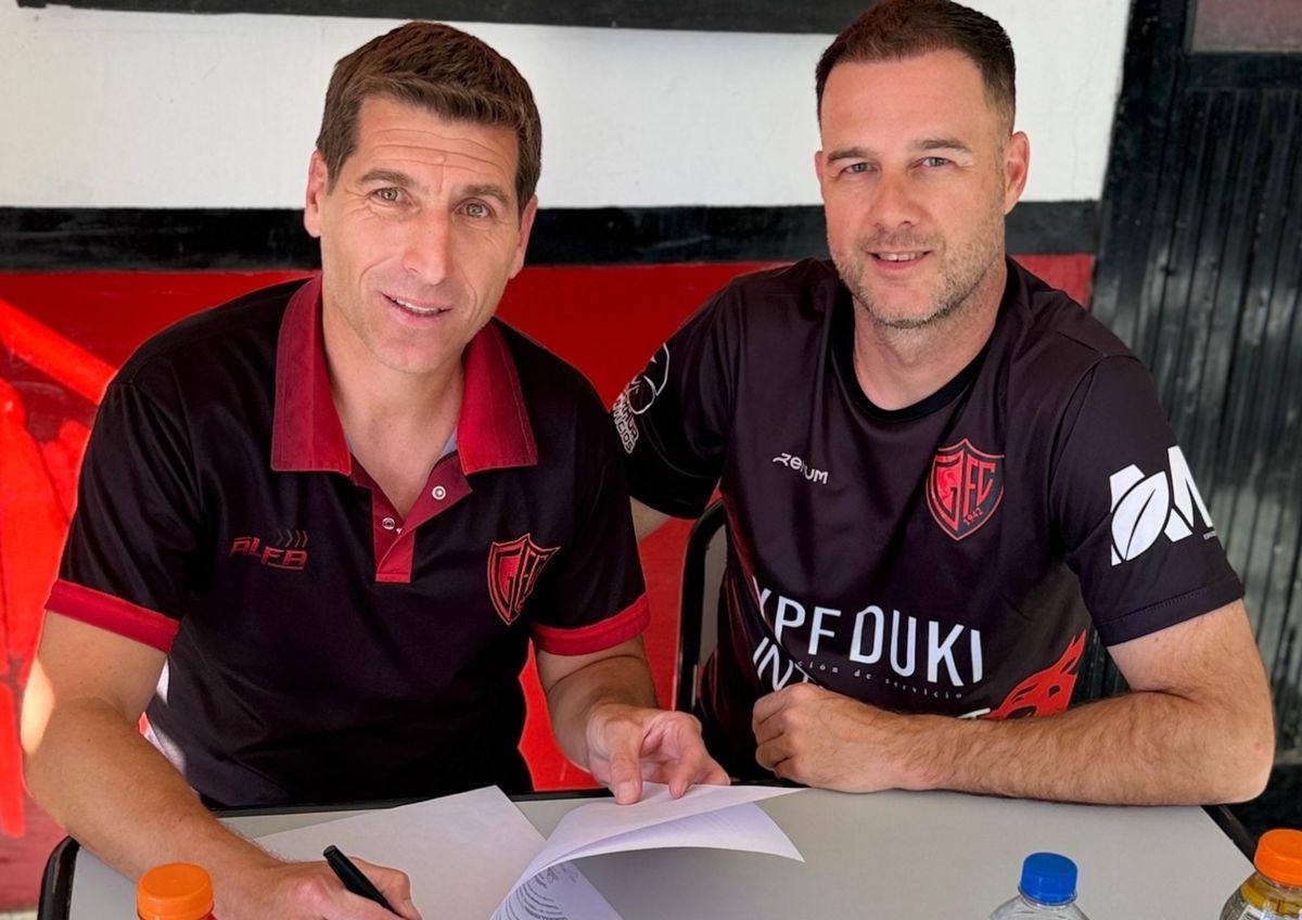 El DT Rodas y el presidente Krebs, en la firma del contrato.