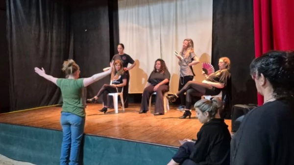 El viernes, la profesora Paula Goity, presentará al Taller de Teatro para Adultos.