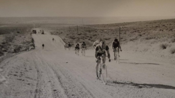 Ruta de ripio entre el valle y Puerto Madryn. Década del 50.