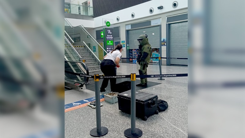 Personal de antibombas de la PSA en el lugar. (Infobae).