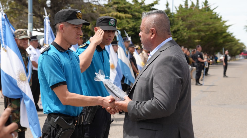 El ministro de Seguridad, Héctor Iturrioz entregando una distinción.