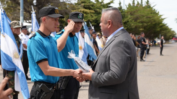 El ministro de Seguridad, Héctor Iturrioz entregando una distinción.