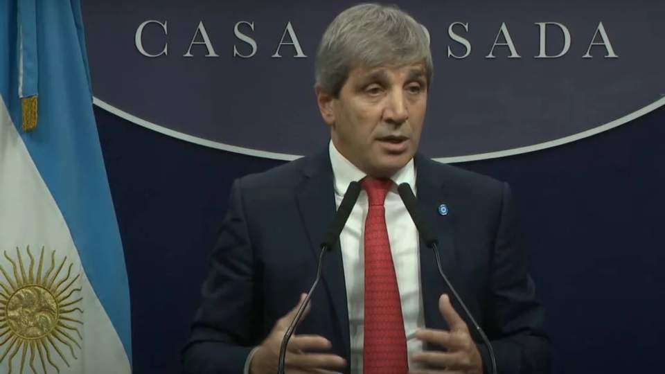 Caputo, contra gobernadores e intendentes por los impuestos