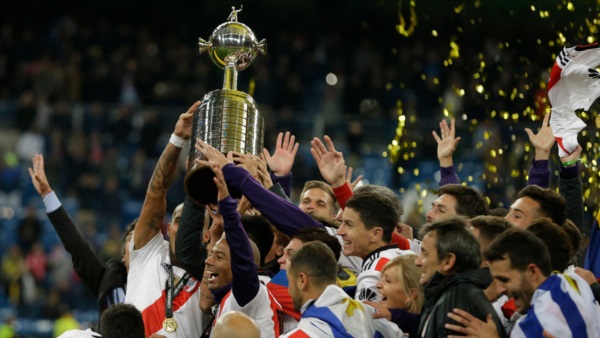 River levanta la Libertadores de América en España, decenas de años después de Ayacucho.