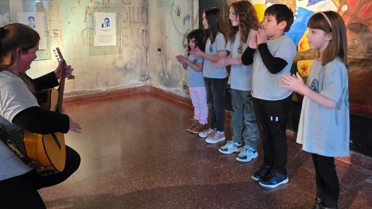Los niños del coro "Toninas", junto a su directora Natalia Griffiths.