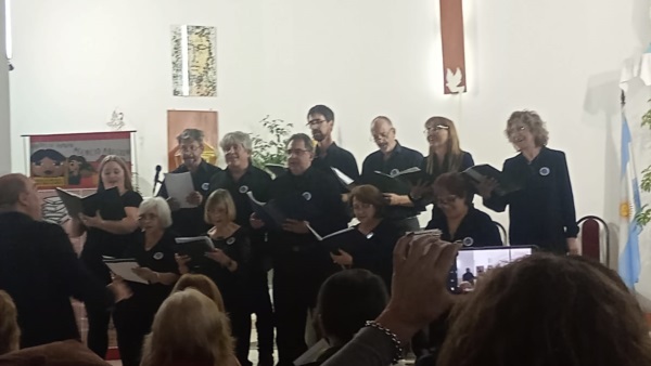 El "Coral de la Costa" en un concierto anterior en la iglesia de Playa.